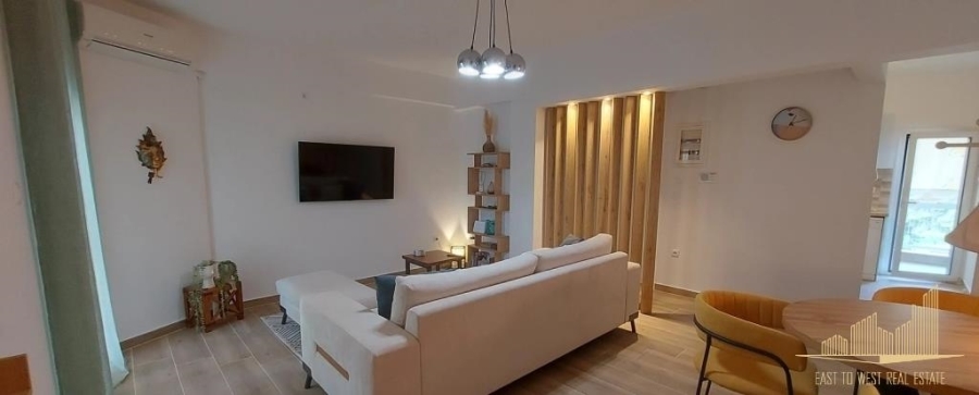 (For Sale) Residential Apartment || East Attica/Vouliagmeni - 53 Sq.m, 1 Bedrooms, 330.000€ 